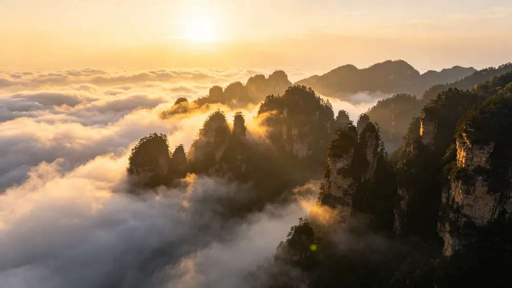 張家界春季雨後初晴的壯麗雲海,峰林在雲霧中若隱若現,是一年中最美的自然景觀