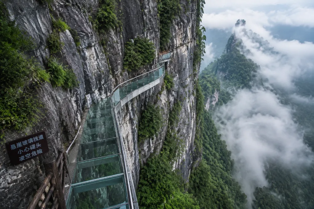 挑戰膽量的天門山西線懸崖透明玻璃棧道與鬼谷棧道