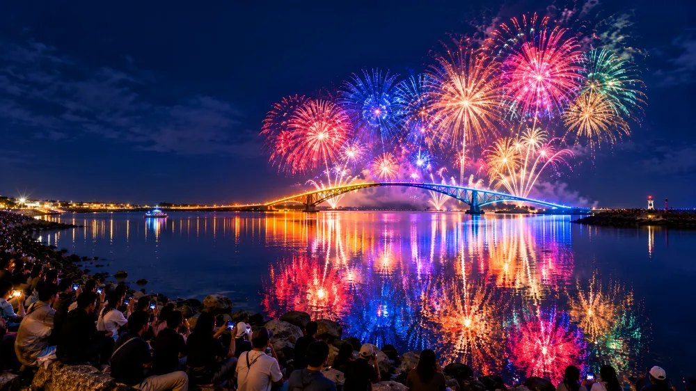 澎湖國際海上花火節,西瀛虹橋煙火與海面倒影形成鏡面效果