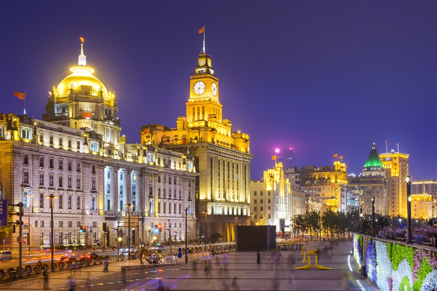 上海和平飯店Fairmont Peace Hotel (出門就是外灘)或 同級酒店